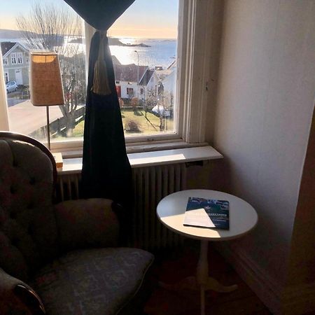 Vacker Vaning Med Havsutsikt I Stroemstads Centrum. Exterior foto