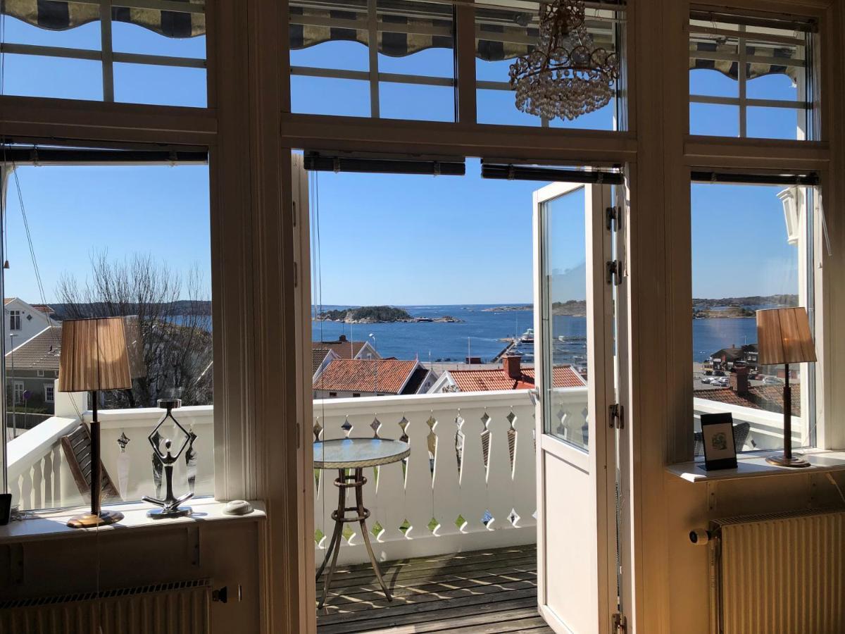 Vacker Vaning Med Havsutsikt I Stroemstads Centrum. Exterior foto